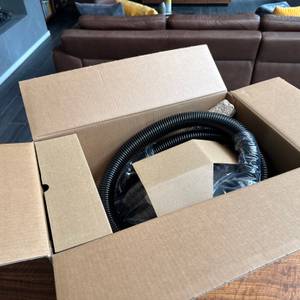 Der geöffnete Karton des Kärcher VC 3