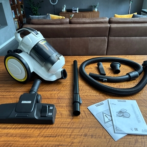 Der Lieferumfang des Kärcher VC 3 liegt auf einem Tisch