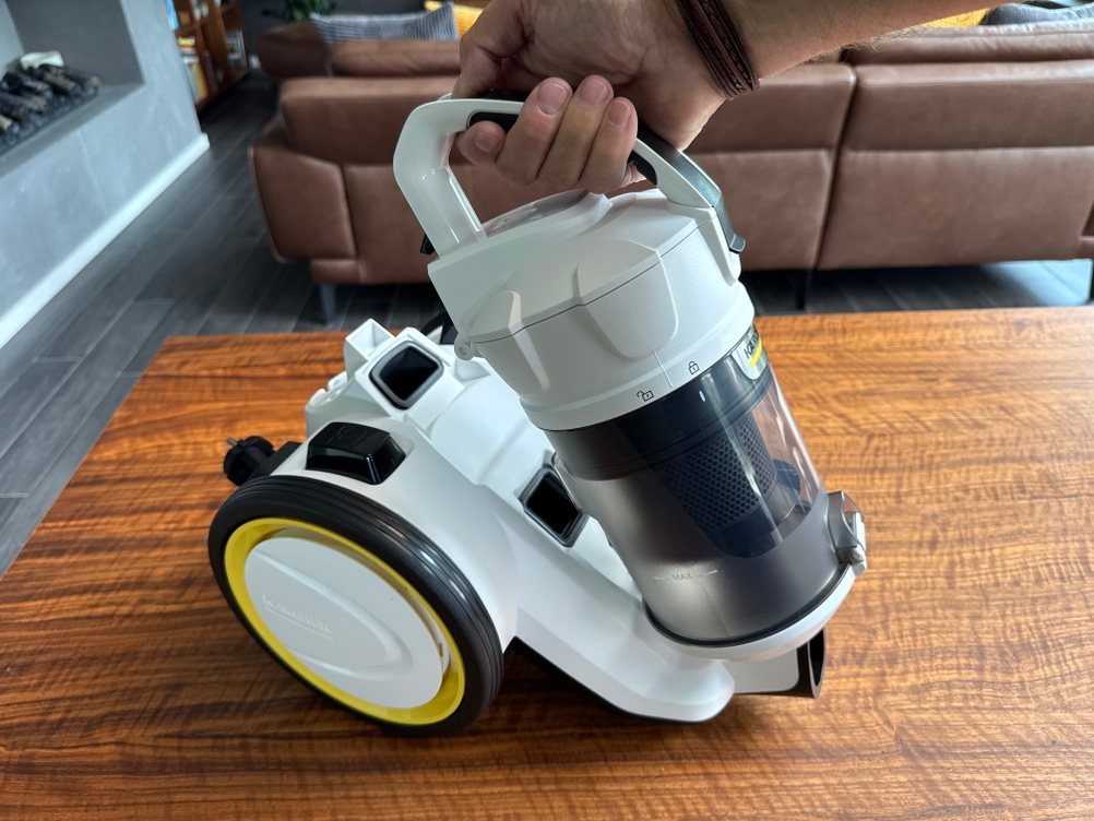 Eine Hand setzt den Behälter und Filter in den Kärcher VC 3 ein