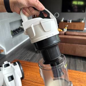 Eine Hand hebt die Filtereinheit aus dem Behälter des Kärcher VC 3