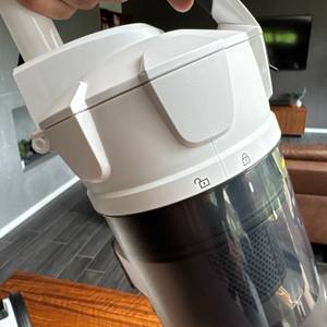 Eine Hand hält den Kärcher VC 3 fest