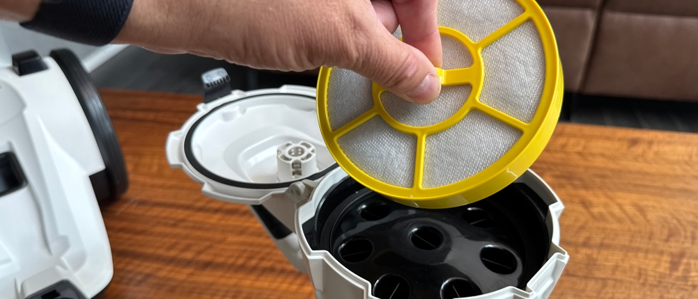 Eine Hand hebt einen Filter des Kärcher VC 3 hoch
