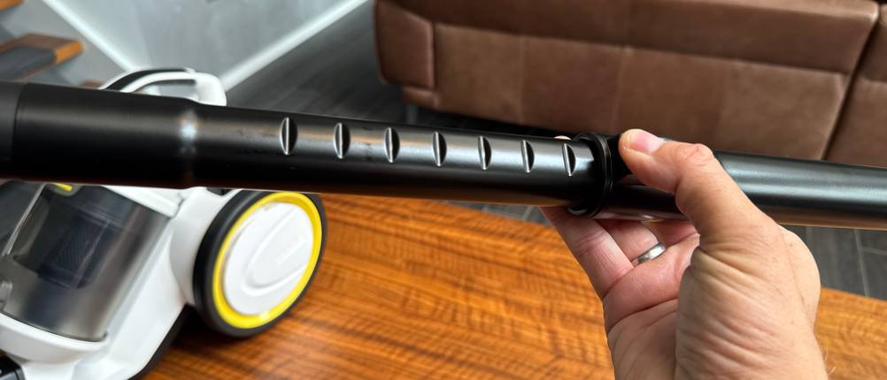 Eine Hand stellt die Rohrlänge des Kärcher VC 3 ein