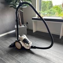 Der Kärcher VC 3 steht auf einem Fliesenboden