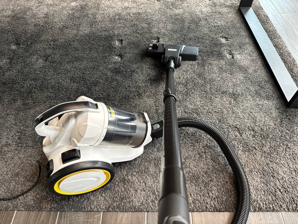 Ein Teppich wird mit dem Kärcher VC 3 gesaugt