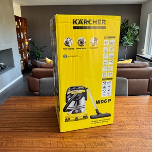 Der Karton des Kärcher WD 6 P Premium steht auf einem Tisch