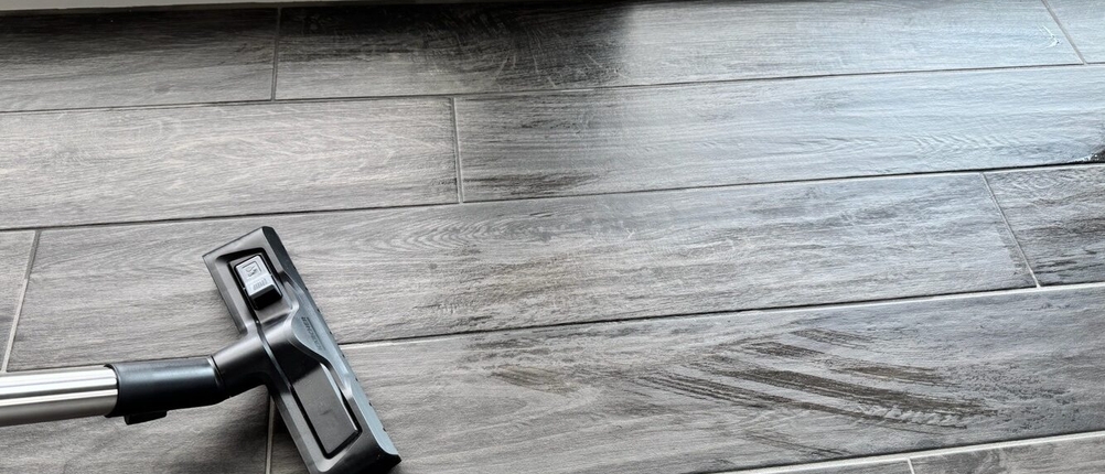 Der Kärcher WD 6 P Premium saugt eine Wasserpfütze auf