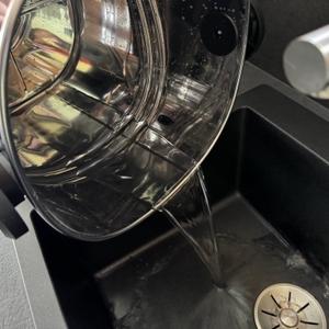 Ausgießen von Wasser aus dem Behälter des Kärcher WD 6 P Premium