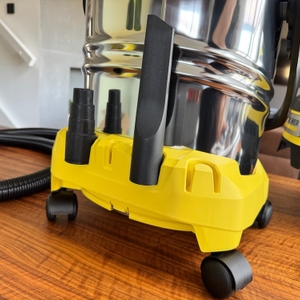 Das Zubehör des Kärcher WD 6 P Premium steht in den dafür vorgesehenen Halterungen