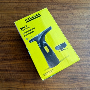 Der Karton des Kärcher WV 2 Black Edition liegt auf einem Tisch