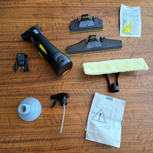 Der Lieferumfang des Kärcher WV 2 Black Edition liegt auf einem Tisch