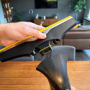 Eine Hand entfernt die Gummilippe vom Kärcher WV 2 Black Edition