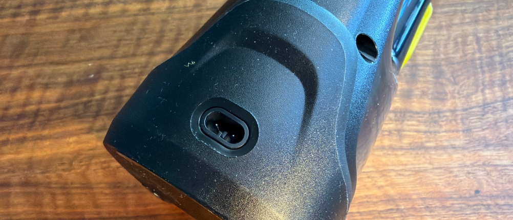 Der Ladeanschluss vom Kärcher WV 2 Black Edition