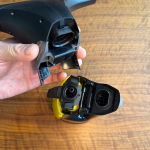 Eine Hand hält den vorderen Teil des Abziehers vom Kärcher WV 2 Black Edition fest