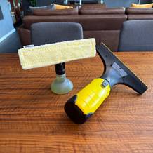 Der Abzieher liegt neben dem Wischer und der Sprühflasche des Kärcher WV 2 Black Edition