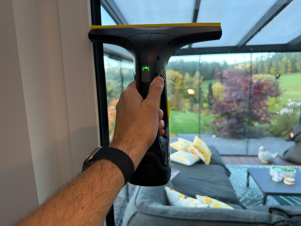 Mit dem Kärcher WV 2 Black Edition wird eine Scheibe gereinigt