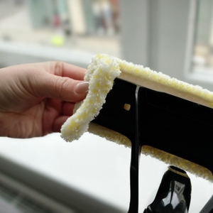 Ein Mikrofaserwischer des Kärcher WV 5 Plus wird über einen Kunststoffträger gezogen. Die gelben Fasern sind gut erkennbar.