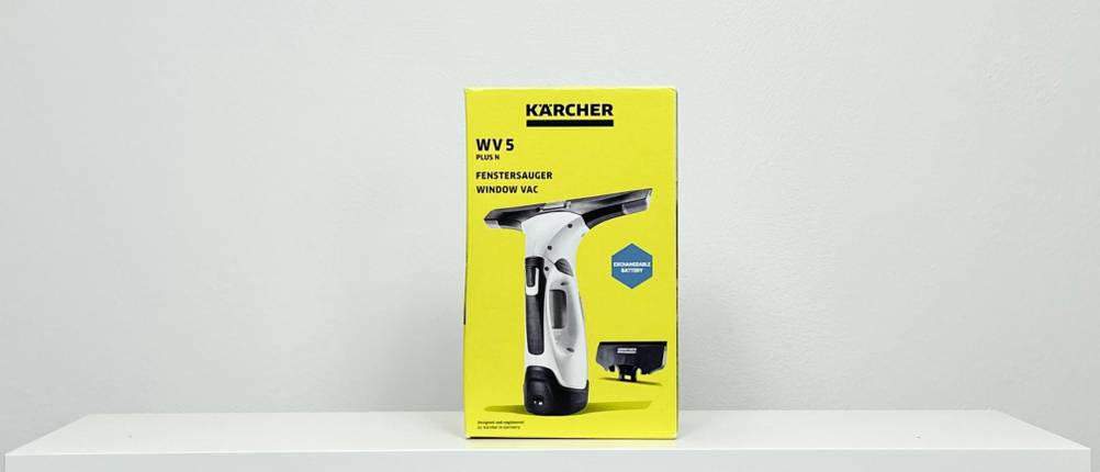 Die gelbe Verpackung des Kärcher WV 5 Plus steht aufrecht auf einem Tisch. Auf der Vorderseite ist das Produktbild abgebildet.