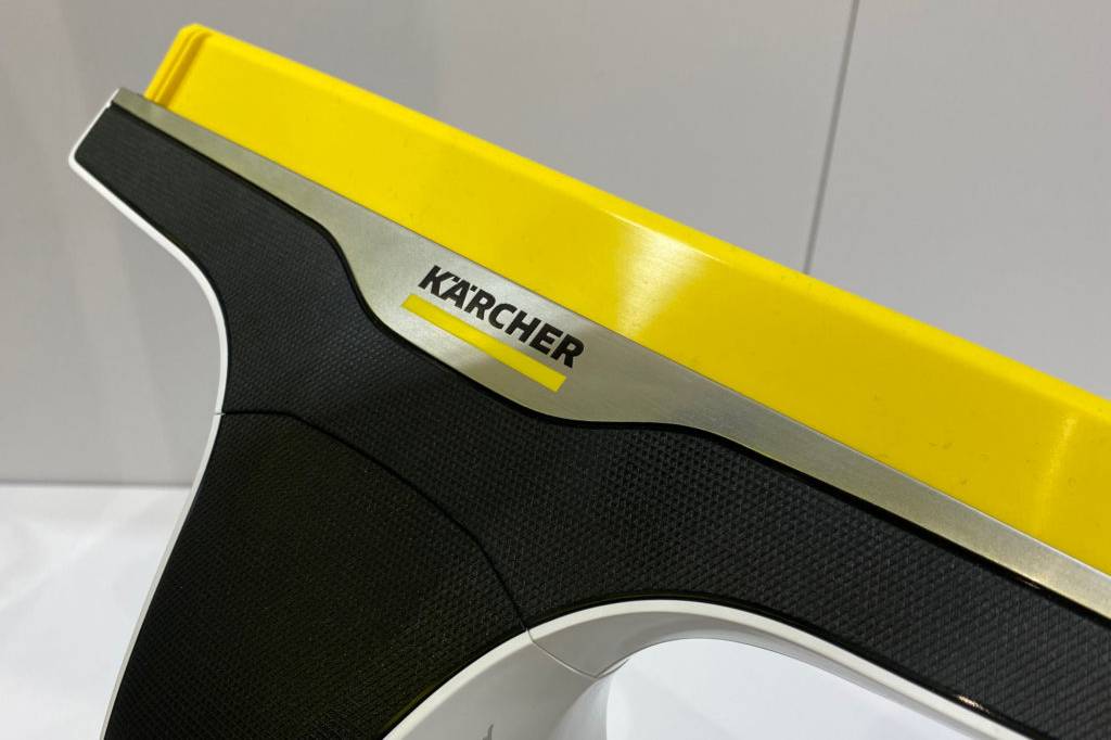Im Test: Detailansicht des Wischblattes eines Kärcher Fenstersaugers.