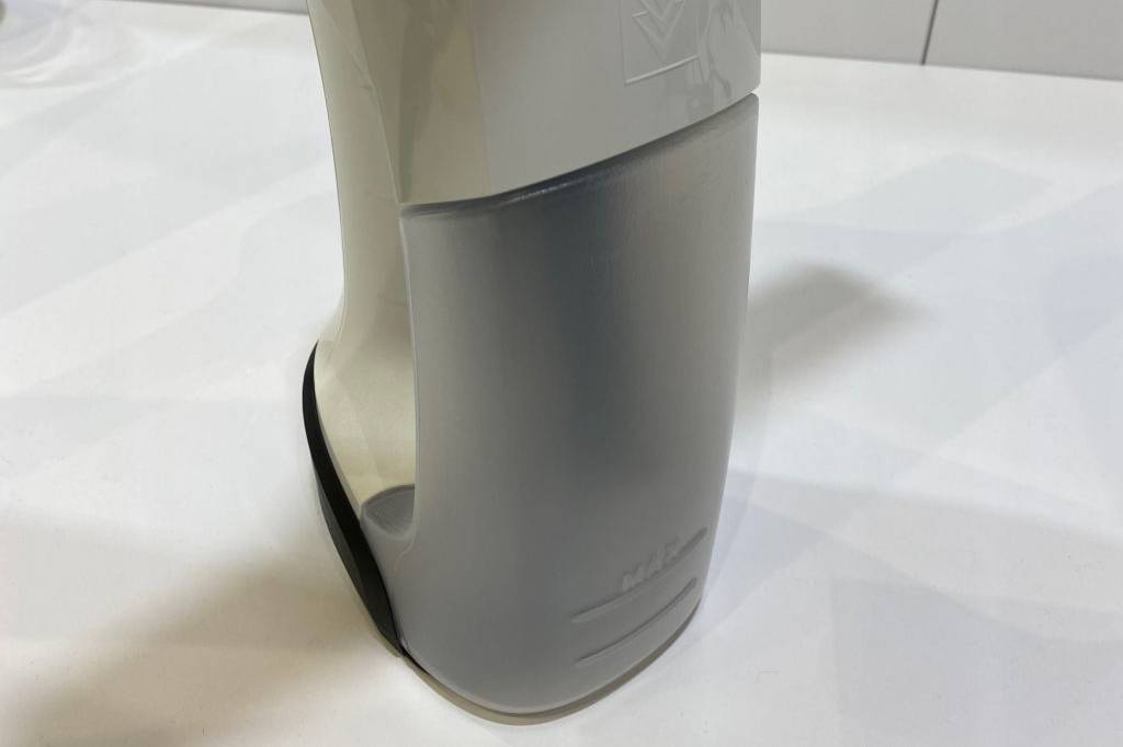 Im Test: Detailansicht Wassertank eines Kärcher Fenstersaugers.