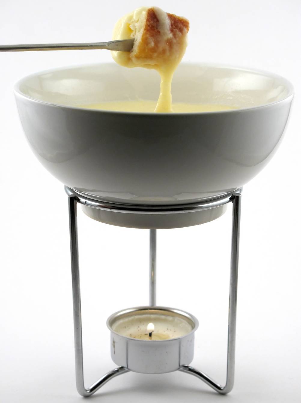 Käsefondue-Test: Nahaufnahme eines Kerzenlicht-Käsefondues. 