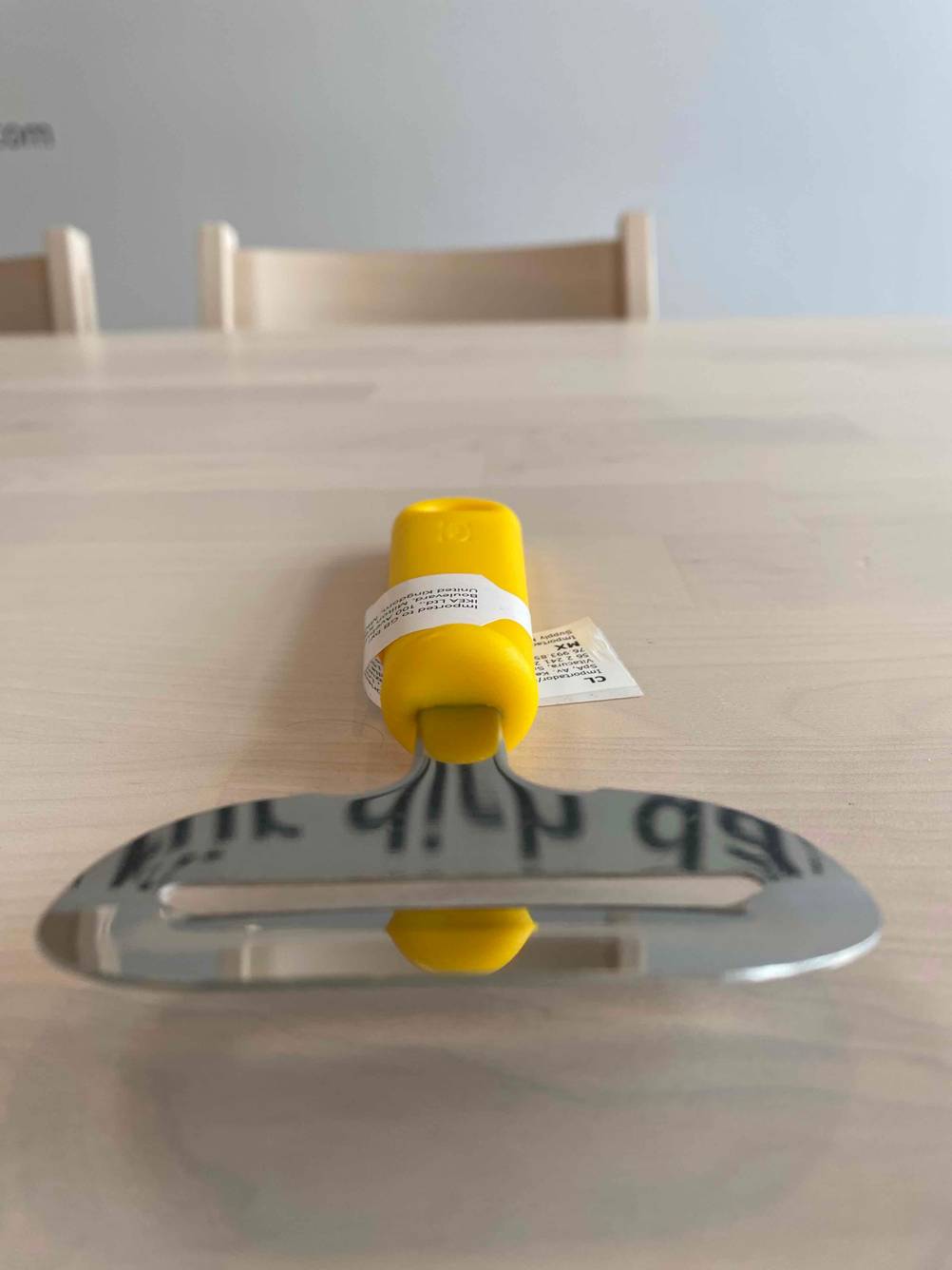Käsehobel getestet: Auf einem hellen Tisch ein Hobel von schräg oben.