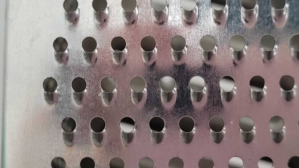 Im Test: Detailaufnahme der Löcher einer Käsereibe.