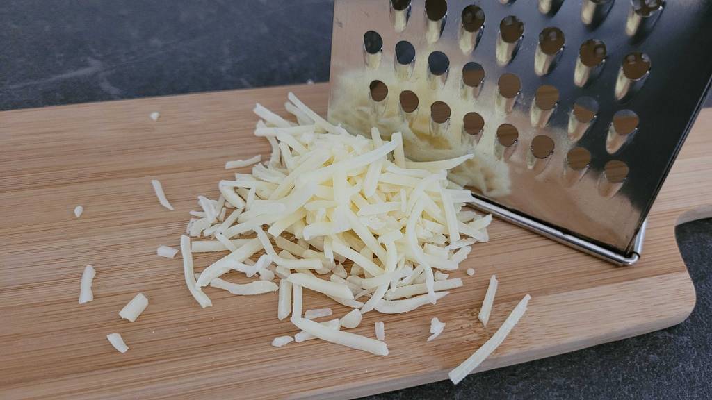 kaesereibe-herstellen-von-geriebenem-Käse