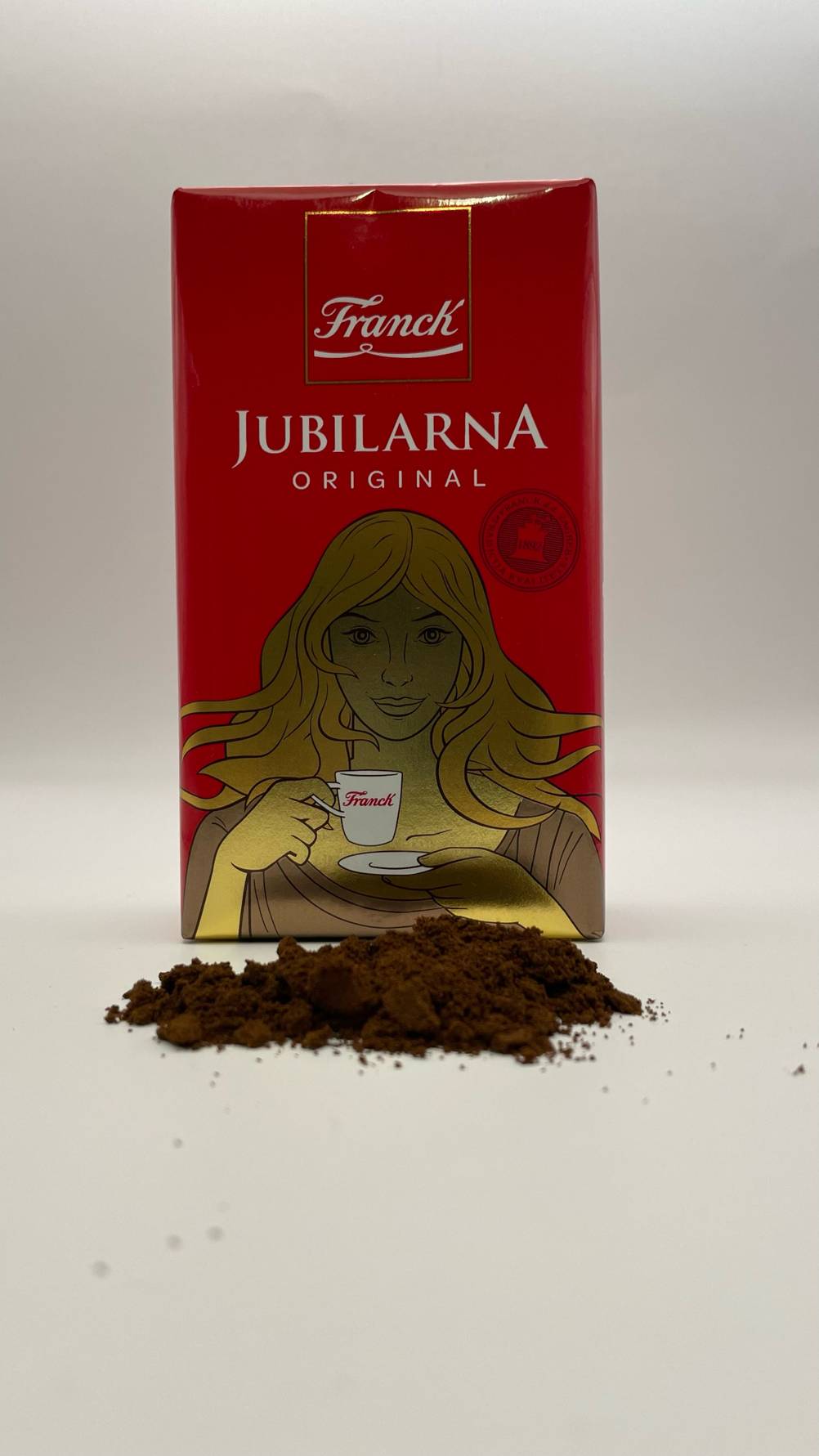 Kaffee Trommelröstung im Test: Vor der Packung liegt der Kaffee.