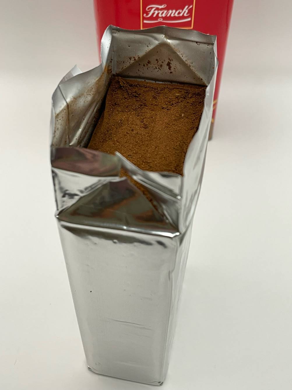 Die geöffnete Packung des Kaffee Trommelröstung im Test von oben.