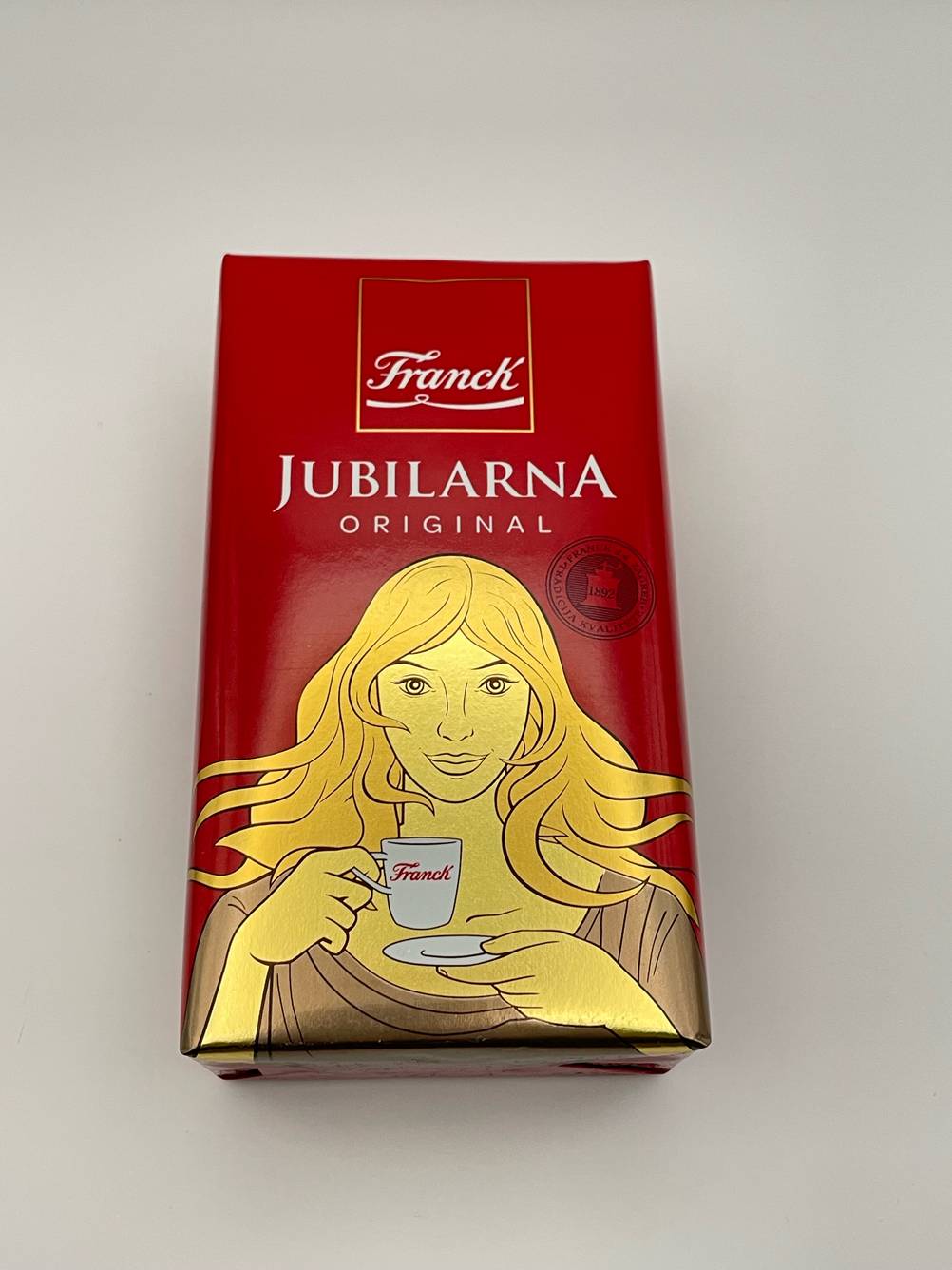 Kaffee Trommelröstung im Testl: Die Verpackung auf einer hellen Fläche liegend.