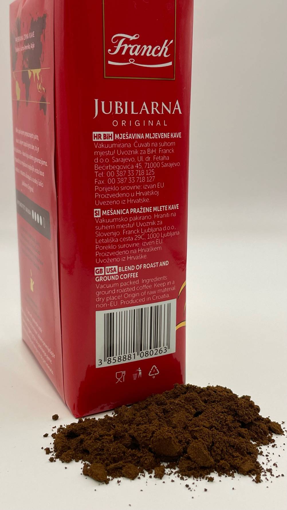Seitenansicht der Packung des Kaffee Trommelröstung im Test mit Kaffeepulver davor.