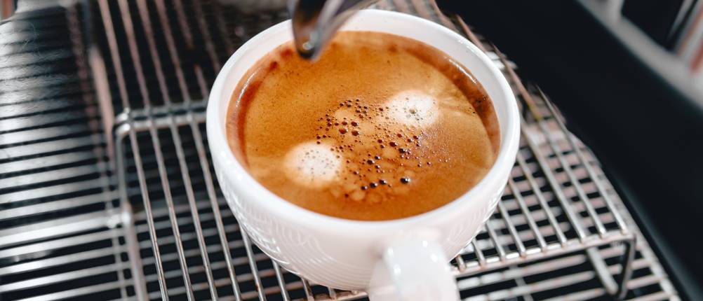 Bartscher-Kaffeemaschine-Test: Espresso-Tasse steht unter einer Kaffeemaschine.