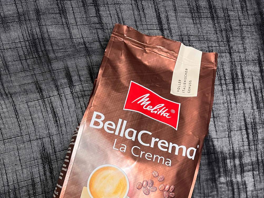 Kaffeebohnen getestet: Nahaufnahme des Logos und der Artikelbezeichnung auf der Vorderseite der Verpackung.