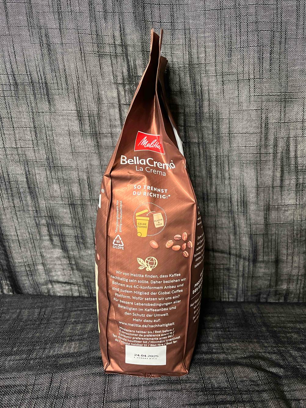 Im Test: Seitenansicht einer Packung Kaffeebohnen vor einem grauen Stoff.