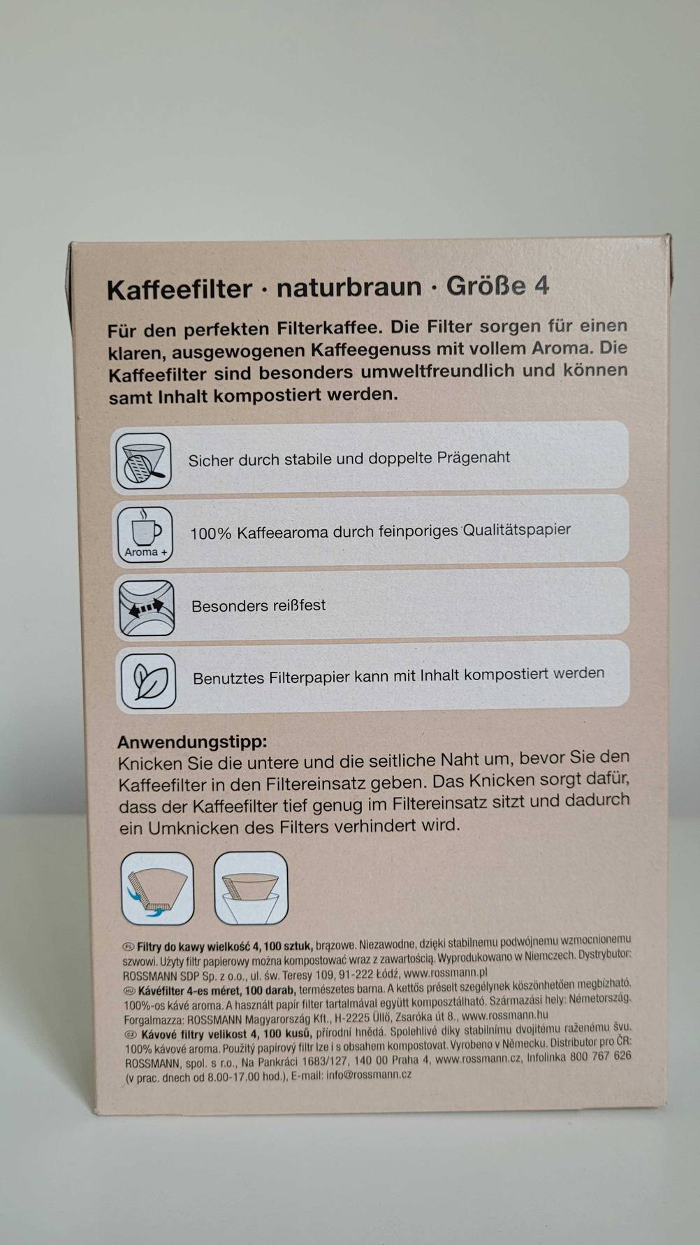 Rückseite einer Packung der getesteten Kaffeefilter vor einer hellen Wand.
