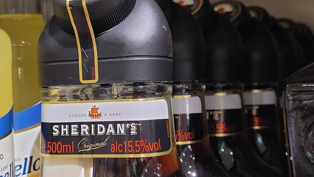 Kaffeelikör im Test: Nahaufnahme des Label auf der Vorderseite mit Informationen.