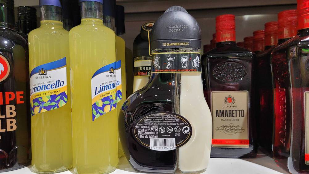 Rückseite einer Flasche des getesteten Kaffeelikörs in einem Regal neben anderen Produkten.