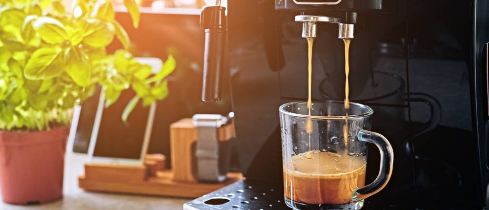 Bosch-Kaffeemaschine im Test: Kaffeevollautomat bereitet frischen Kaffee zu.