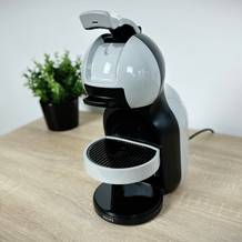 Die Krups Nescafé Dolce Gusto Mini Me KP120H steht in Komplettansicht auf einer Küchenfläche. Die Maschine ist betriebsbereit aufgebaut.