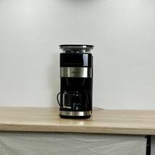 Die Krups KM8328 Kaffeemaschine steht mittig auf einer leeren Arbeitsfläche. Das Gerät ist vollständig aufgebaut und angeschlossen.