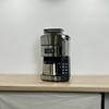 Die Russell Hobbs Grind & Brew steht vollständig aufgebaut auf einer hellen Arbeitsfläche. Das gesamte Gerät mit Glaskanne und Bedienelementen ist sichtbar.