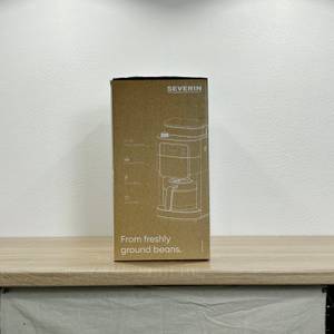 Die Verpackung der Severin KA 4814 zeigt eine technische Zeichnung des Geräts mit Symbolen zu den Funktionen. Die Farbe ist schlichtes Braun mit weißem Druck.