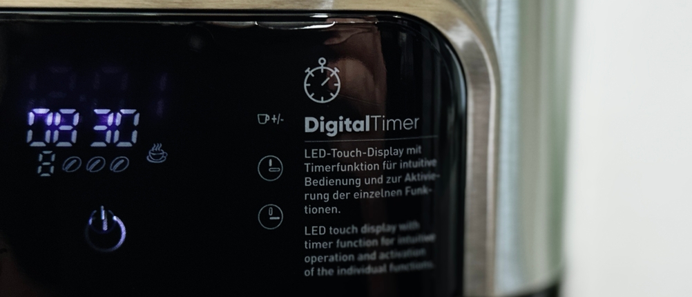 Das Display der Severin KA 4814 zeigt Uhrzeit und aktive Symbole. Rechts daneben ist der Aufdruck „DigitalTimer“ zu sehen.