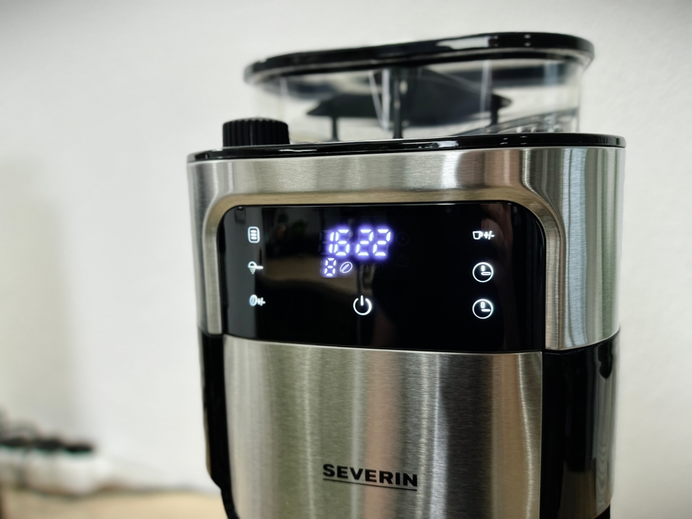Die Severin KA 4814 ist aus der Nähe aufgenommen. Das Display und der Aromaregler sind deutlich erkennbar.