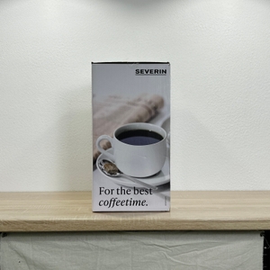 Die Verpackung der Severin KA 4814 zeigt eine weiße Liniengrafik des Produkts. Zentrale Funktionen sind seitlich aufgelistet.