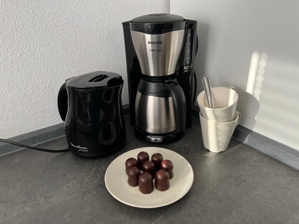 Die Kaffeemaschine mit Thermoskanne bietet jederzeit heißen Kaffee. Auf dem Bild: die Philips HD 7546/20.