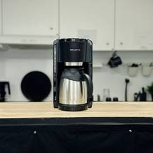 Einfaches Einschalten per Kippschalter – ohne Display oder Menüführung, ideal für schnelle Bedienung mit nur einem Handgriff. Bildunterschrift (mittel): Die Bedienung der Rowenta CT3818 erfolgt über einen einfachen Kippschalter mit Kontrollleuchte. Das reduziert Komplexität und beschleunigt den Start am Morgen. Im Test funktionierte der Einschaltvorgang zuverlässig und ohne Verzögerung.