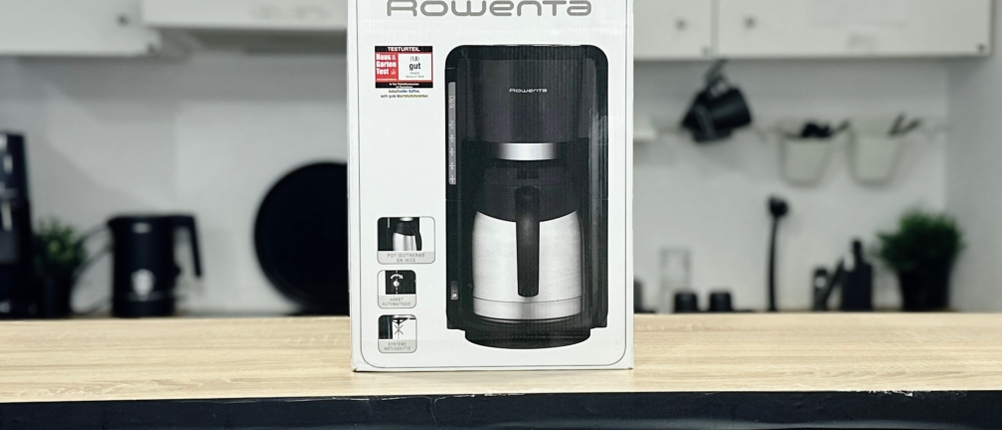 Die Produktverpackung der Rowenta Milano CT3818 steht auf einer Arbeitsplatte. Die Vorderseite zeigt Produktabbildung und technische Hinweise.