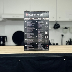 Seitliche Verpackungsansicht der Russell Hobbs Adventure mit Darstellung der Brühtechnologie und erklärenden Grafiken auf schwarzem Hintergrund.